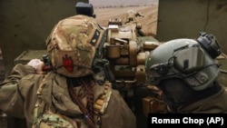 Украинские военные ведут огонь по российским позициям у Бахмута Донецкой области, 18 марта 2023 года