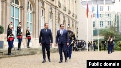 Ֆրանսիայի զինված ուժերի նախարար Սեբաստիեն Լըքորնյուն Փարիզում ողջունում է Հայաստանի պաշտպանության նախարար Սուրեն Պապիկյանին, 23-ը հոկտեմբերի, 2023թ. 