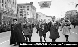 Колишні очільники радянського партизанського руху в Україні на параді в Києві, 7 листопада 1957 року. В центрі – Сидір Ковпак, на той момент – заступник голови Верховної Ради УРСР