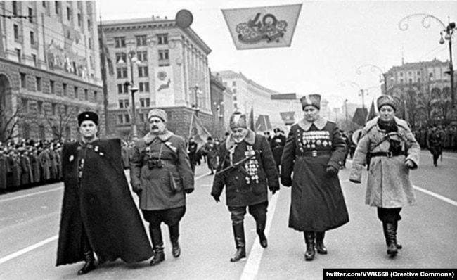 Колишні очільники радянського партизанського руху в Україні на параді в Києві, 7 листопада 1957 року. В центрі – Сидір Ковпак, на той момент – заступник голови Верховної Ради УРСР