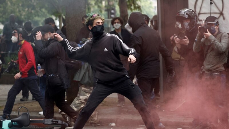 Приведени речиси 300 демонстранти во Франција по судирите со полицијата 