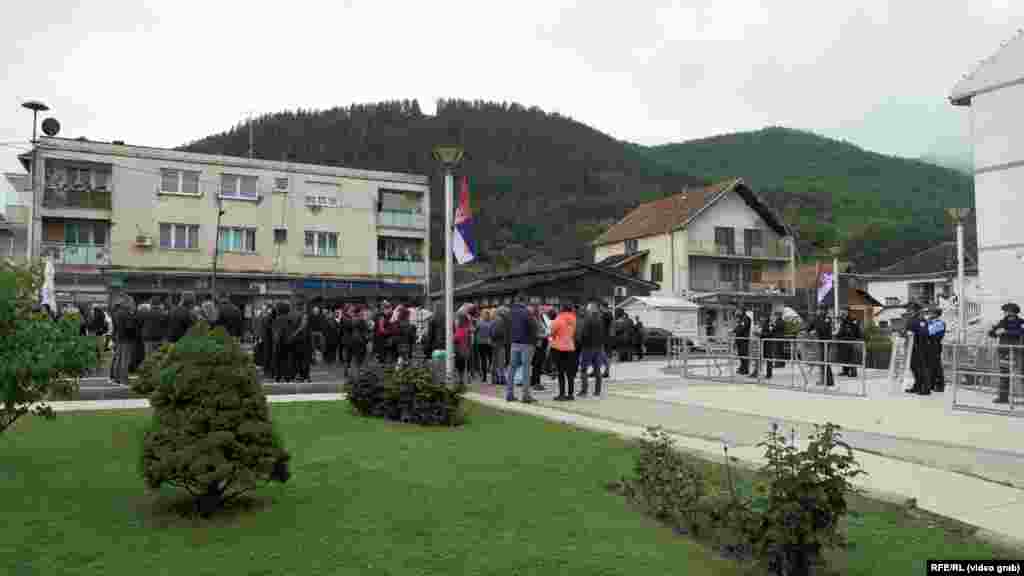 Protestuesit në Zubin Potok mëngjesin e së enjtes.&nbsp;