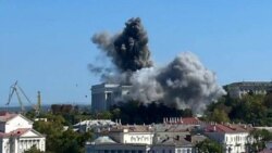 Клубы дыма над зданием штаба Черноморского флота России в Севастополе после ракетной атаки ВСУ, 22 сентября 2023 года