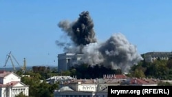Клуби диму над будівлею штабу Чорноморського флоту Росії у Севастополі після ракетної атаки ЗСУ, 22 вересня 2023 року