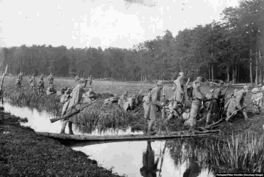 Forcat austro-hungareze duke kaluar lumin Bug në vitin 1915. Kjo rrugë ujore është pjesë e kufirit të sotëm midis Polonisë dhe Ukrainës. &nbsp;