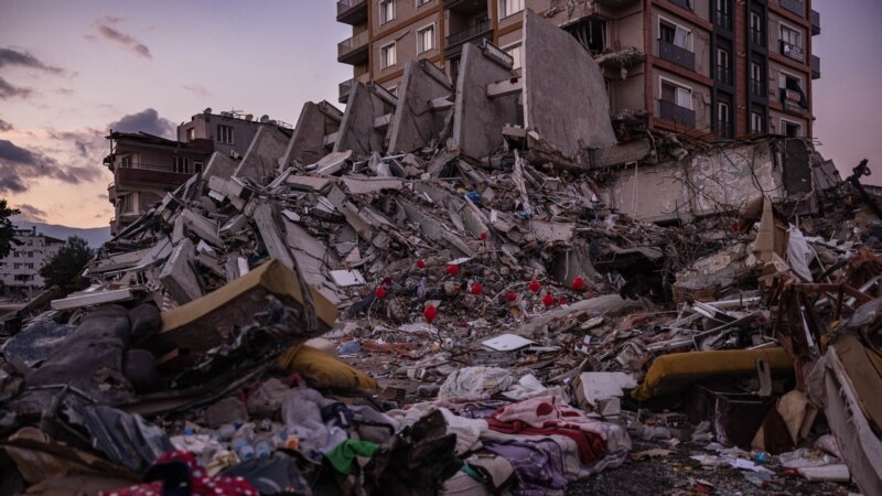 Турските власти приведоа 184 лица поради урнатите згради во земјотресот