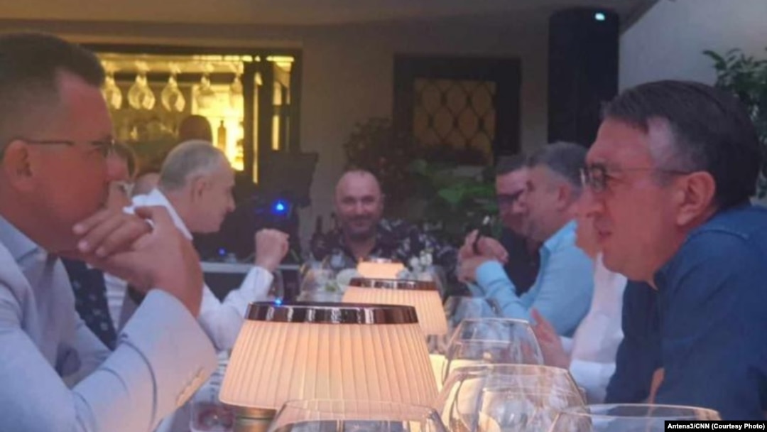 Întâlnirea dintre liderul PSD Marcel Ciolacu și Mircea Geoană, numărul 2 al NATO, potențial candidat la alegerile prezidențiale la onomastica omului de afaceri și realizatorului de televiziune, Marius Tucă. 