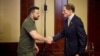  Президент України Володимир Зеленський (праворуч) зустрічається з сенатором США Річардом Блюменталем (демократ від штату Коннектикут), 23 серпня 2023 року