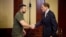  Президент України Володимир Зеленський (праворуч) зустрічається з сенатором США Річардом Блюменталем (демократ від штату Коннектикут), 23 серпня 2023 року