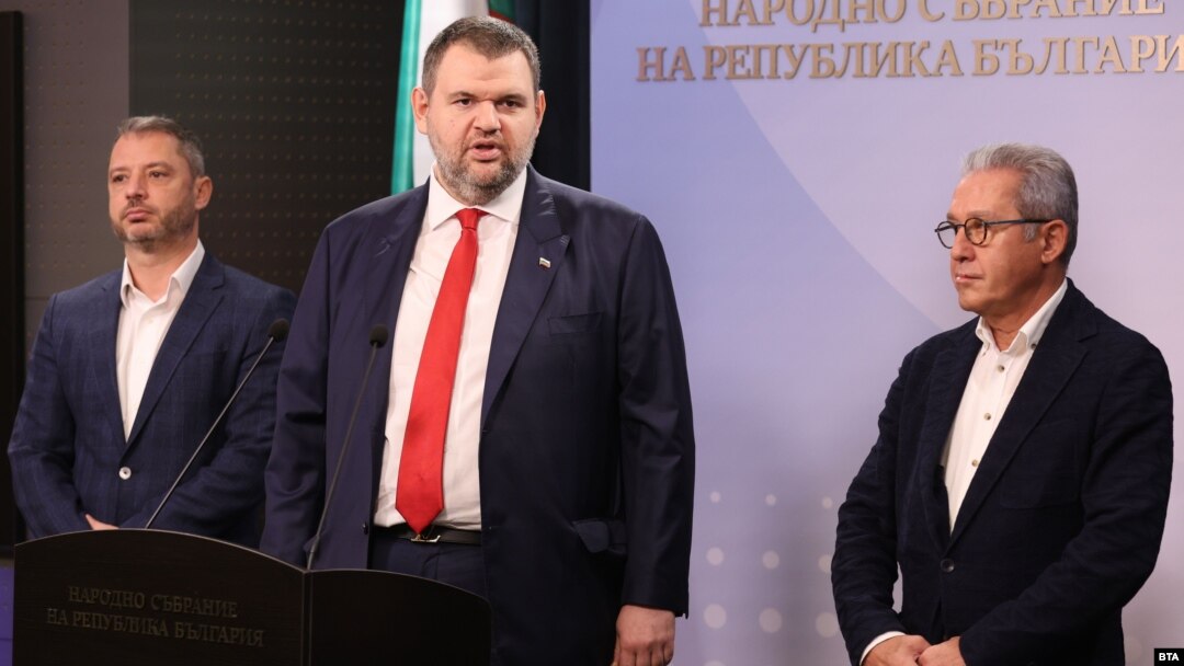 ГЕРБ и ДПС са готови да се откажат от идеята си за прекратяване на на дерогацията за преработка на руски петрол за „Лукойл Нефтохим Бургас“, ако руската компания изплати дължими 500 лв. данъци на държавата. На снимката Делян Добрев от ГЕРБ и Делян Пеевски и Йордан Цонев от ДПС.