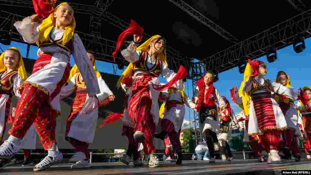 Natën e parë të festivalit, ansamblet bënë defile duke ecur nga sheshi Zahir Pajaziti deri te sheshi Skënderbeu. &nbsp;