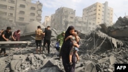 Palestinezët evakuohen pas sulmeve ajrore izraelite në qytetin e Gazës, 9 tetor 2023.