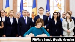 Președinta Maia Sandu semnează decretul privind inițierea negocierilor de aderare a Republicii Moldova la Uniunea Europeană, Chișinău, 21 iunie. 
