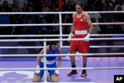 Imane Khelif din Algeria, în roșu, a învins-o pe Angela Carini din Italia în meciul preliminar de box feminin de 66 kg, joi, 1 august 2024.