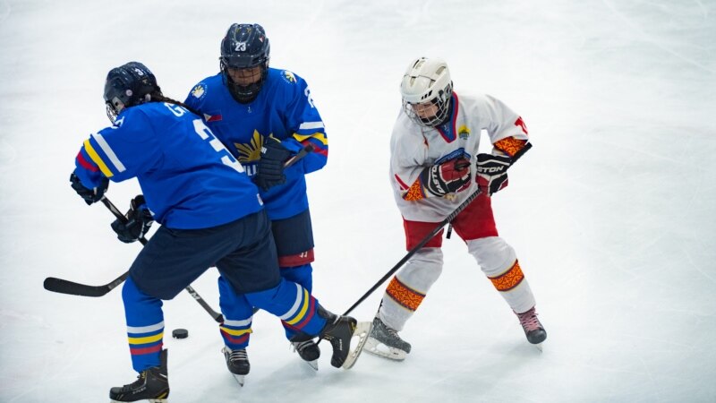 Хоккей: Бишкекте кыз-келиндер арасында эл аралык мелдеш өтүүдө
