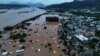 Drónfelvétel a Taquari-folyó melletti elárasztott területről a heves esőzések idején Encantado városában, Rio Grande do Sulban, Brazíliában 2024. május 1-jén. Brazília legdélebbi államában a napok óta tartó heves esőzések okozta hatalmas áradások és földcsuszamlások a helyi hatóságok szerint hetvennyolc ember halálát okozták, és legalább hetvenen eltűntek