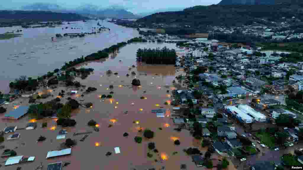 Drónfelvétel a Taquari-folyó melletti elárasztott területről a heves esőzések idején Encantado városában, Rio Grande do Sulban, Brazíliában 2024. május 1-jén. Brazília legdélebbi államában a napok óta tartó heves esőzések okozta hatalmas áradások és földcsuszamlások a helyi hatóságok szerint hetvennyolc ember halálát okozták, és legalább hetvenen eltűntek
