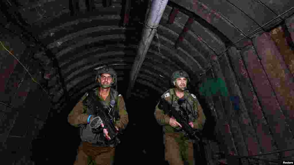 Izraeli katonák a támadáshoz használt vas alagútban. A több száz kilométernyi föld alatti alagút és bunker semlegesítése a Gázai övezetben az izraeli offenzíva céljai között szerepel, amelyet azután indítottak, hogy a Hamász október 7-én izraeli területre lépve gyilkos és emberrabló akcióba kezdett