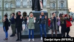 Žene i muškarci simbolično su ćutali 26 minuta, s podignutim rukama i pokazivali su otvorene dlanove na kojima je pisalo: "Stop nasilju" i "Stop femicidu". Novi Sad, 16. oktobra 2023.