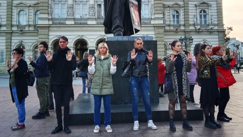 Protestna akcija '26 minuta ćutnje za 26 ubijenih žena' u Novom Sadu