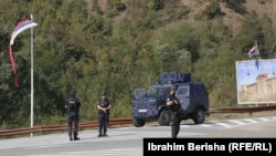 Koszovói rendőrök járőröznek a Banjskába vezető úton a lövöldözés után hozott intézkedések részeként. Zvecan, 2023. szeptember 26. 