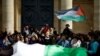 Studenti protestuju u znak podrške Palestincima u Gazi u blizini Univerziteta Sorbona u Parizu, 29. april 2024. 