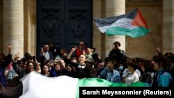 Studenti protestuju u znak podrške Palestincima u Gazi u blizini Univerziteta Sorbona u Parizu, 29. april 2024. 