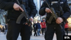 Полицаи с автомати охраняваха столичния булевард "Витоша" след две сбивания с участие на чужди граждани.