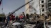 Nakon ruskog napada, pripadnici službe prve pomoći uklanjaju ruševine stambene zgrade u Umanu 28. aprila.
