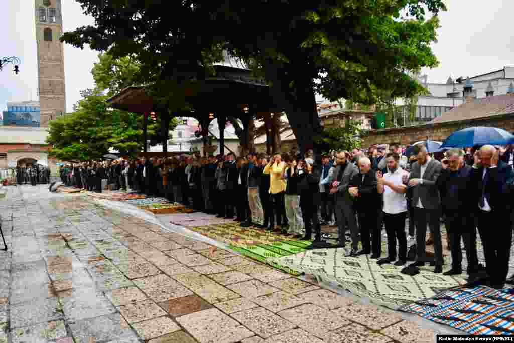 Kurban-bajram je blagdan prinošenja žrtve. Kurban-bajram se naziva i Hadžijski bajram jer muslimani iz cijelog svijeta odlaze u Mekku kako bi obavili jednu od pet temeljnih islamskih dužnosti &ndash; hadž.