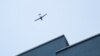 O dronă văzută pe cer în timpul unui atac aerian