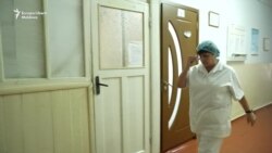 Pensionară, asistentă medicală în școală: „Lucrul mă menține în tonus”