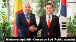 Ministrul român al Apărării, Angel Tîlvăr, (d) și omologul lui sud-coreean, Shin Won-sik, la întâlnirea de la București. 19 iunie 2024.