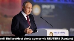 Ruski predsjednik Vladimir Putin tokom obraćanja na ekonomskom forumu u Sankt Petersburgu, 16. juni 2023.