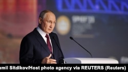 Президент России Владимир Путин выступает на на Петербургском международном экономическом форуме, 16 июня 2023 года