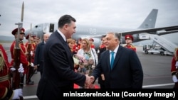 Виктора Орбана в тбилисском аэропорту встречал министр иностранных дел Грузии Илья Дарчиашвили