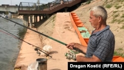 Dragan Mitrović peca na reci Savi u Beogradu, 9. avgust 2023.