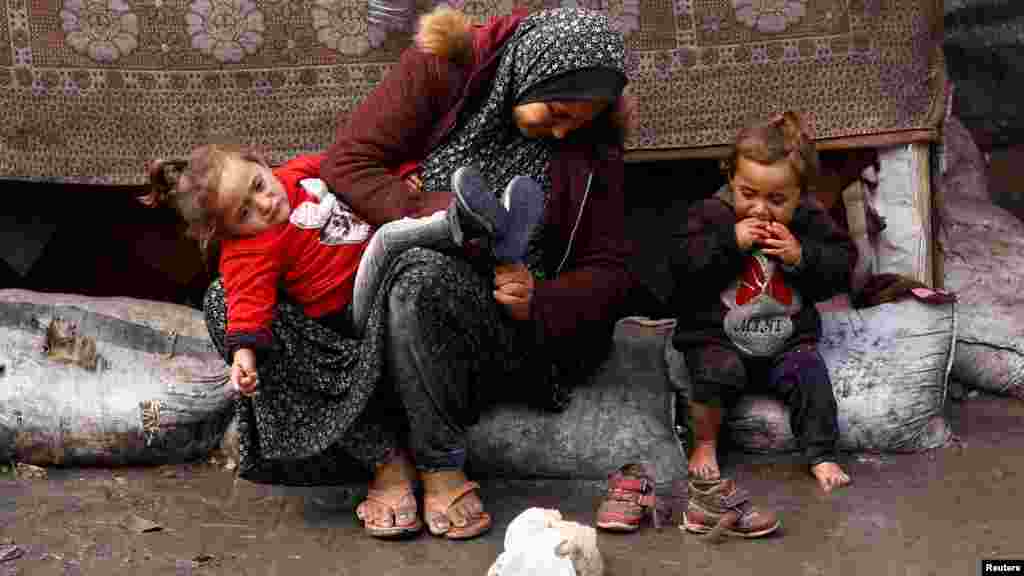 Raseljena Palestinka i dvoje djece u Rafi koji su pobjegli iz svog doma uslijed izraelskih napada, 19. februara 2024.