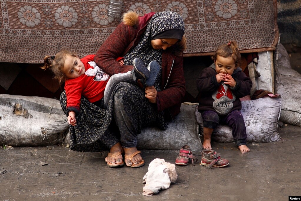 Një grua dhe dy fëmijë palestinezë të zhvendosur në Rafah, të cilët kanë ikur nga shtëpia si pasojë e sulmeve izraelite mbi Gazë, 19 shkurt 2024.&nbsp;