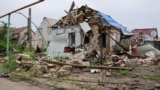 Ca urmare a bombardamentelor, o locuință din regiunea Zaporojie a fost avariată. Fotografie de arhivă.