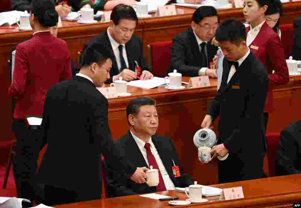 Radnik sipa čaj kineskom predsjedniku Xiju Jinpingu na otvaranju sjednice Nacionalnog narodnog kongresa u Velikoj dvorani naroda u Pekingu, 5. marta.