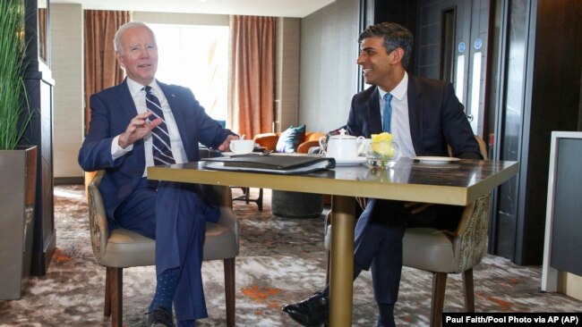 Presidenti Joe Biden dhe kryeministri britanik Rishi Sunak, gjatë takimit në Belfast, 12 prill 2023.