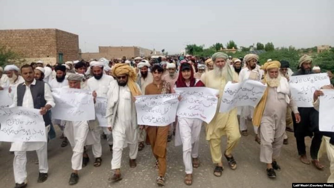 د سېپټېمبر پر ۱۸مه ځايي خلکو د جانيخېلو پوځي مرکز مخې ته لاریون کړی وو. 