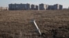 Изпразнен контейнер с касетъчни боеприпаси стои забит в земята пред жилищни блокове в град Енакиеве, Донецка област през 2015 г. Снимката е илюстративна.