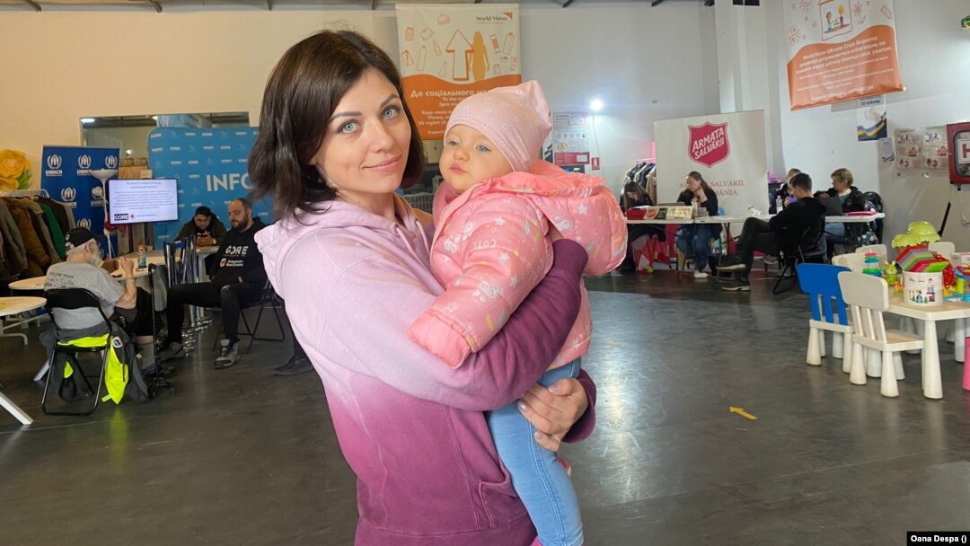 Cristina și Eleonora lucrează împreună la Romexpo de mai bine de nouă luni. Cristina își dorește să își construiască o viață nouă în România.