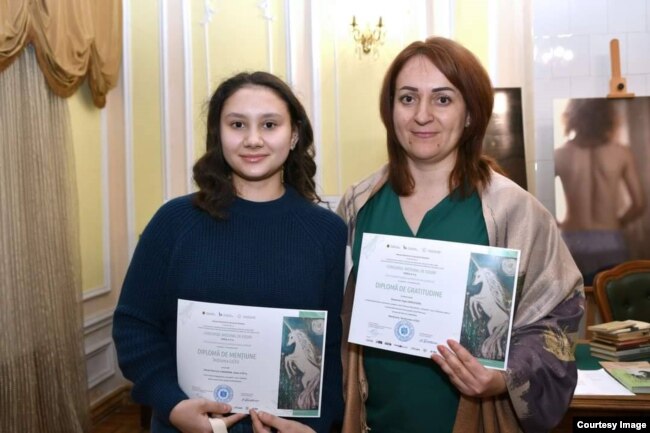 Patricia Caraman împreună cu Sorocean Inga, profesoară de limbă și literatură română, la Concursul Național de Eseuri, organizat de Muzeul Național de Literatură cu genericul „3 întrebări pentru scriitorul meu preferat”