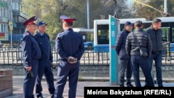 Алматыда митинг белгіленген аумақта тұрған полицейлер мен әкімдік өкілдері. 25 қазан, 2023 жыл