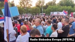 Kako je najavljeno, na koncertu gostuje Mirko Pajčin, poznat kao Baja Mali Knindža, pjevač koji je stihovima ismijao genocid u Srebrenici u kojem je ubijeno više od 8.000 Bošnjaka.