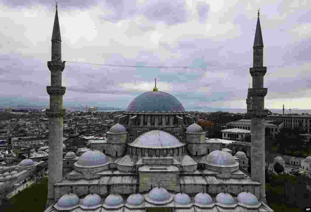 Veprat e mjeshtrit Yildiz janë mesazhe të destinuara për besimtarët myslimanë gjatë muajit të Ramazanit, si një kohë reflektimi.