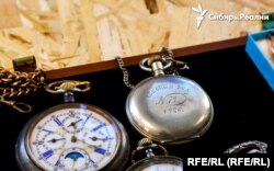 Слева – швейцарский хронометр, справа – наградные часы Павел Буре